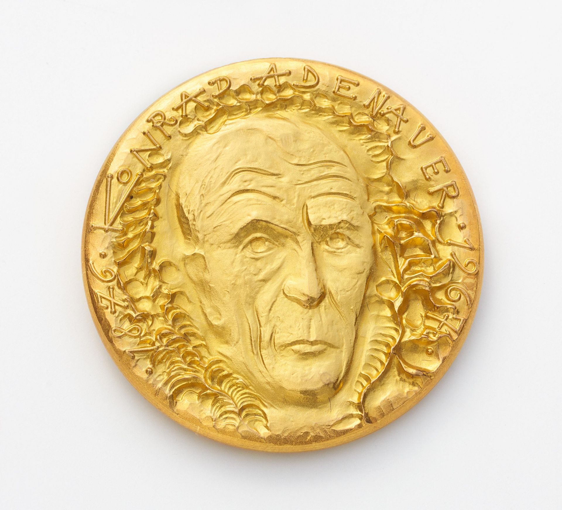 Dalí, Salvador Figueras/Spanien 1904 - 1989 Hommage à Konrad Adenauer. 1976. Medaille aus Gold 900/