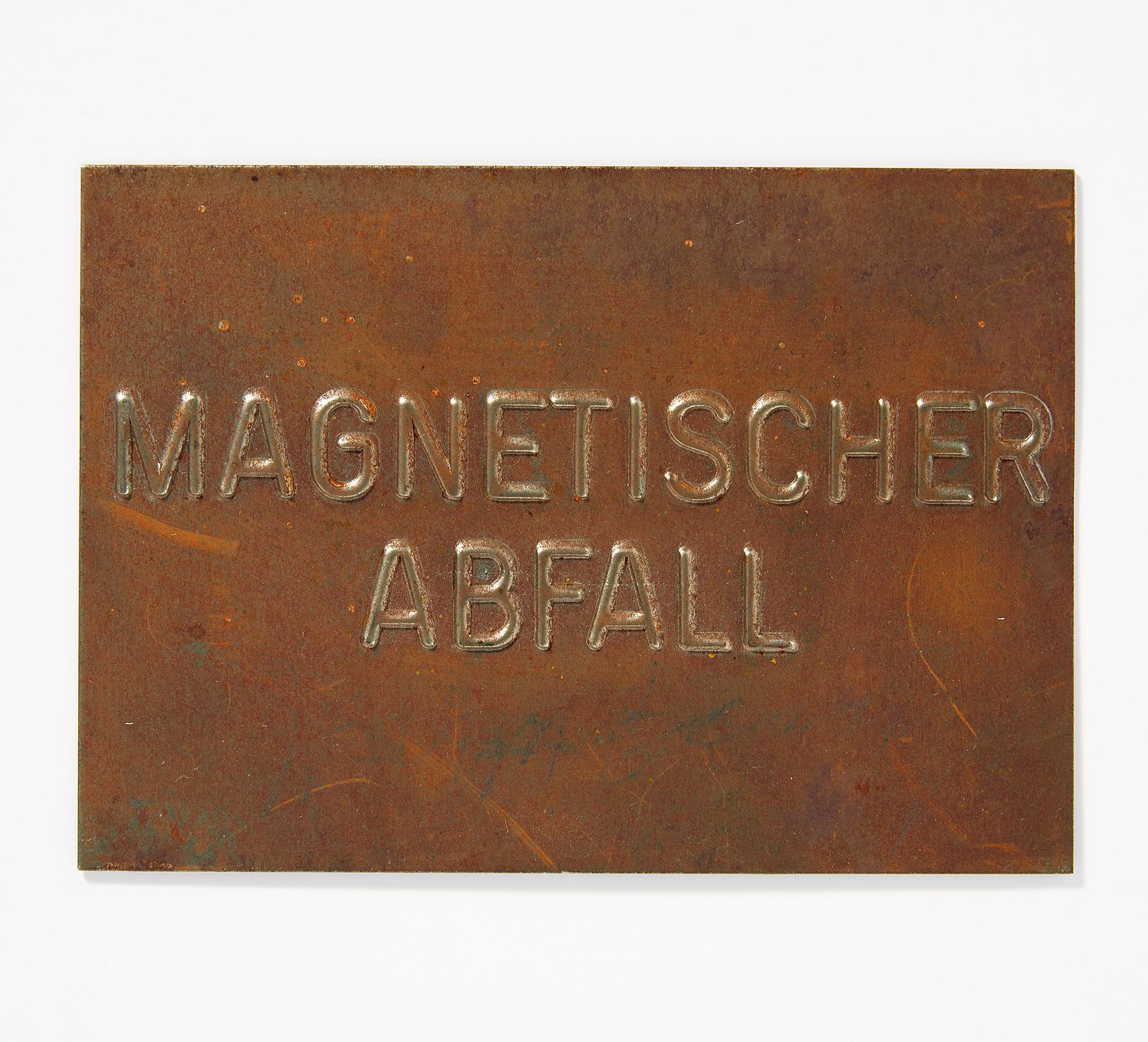 Beuys, Joseph 1921 Krefeld - 1986 Düsseldorf Magnetische Postkarte. 1957. Eisenblech, geprägt.10,5 x