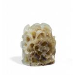 HUT-BEKRÖNUNG MIT HIRSCH UND KRANICH. China. Ming-Dynastie (1368-1644). Hellgrüne, opake Jade mit