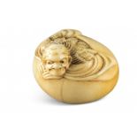 NETSUKE: SENNIN KOKO. Japan. Edo-Zeit. 18. Jh. Elfenbein mit fein gravierten, dunkel akzentuierten