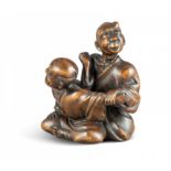 NETSUKE: BLINDER MASSEUR. Japan. Edo-Zeit. Mitte 19. Jh. Buchsbaum, dunkel eingefärbt, mit schöner