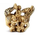 NETSUKE: KIRIN MIT KRIEGERN. Japan. Edo-Zeit. Frühes 18. Jh. Elfenbein mit goldgelber Patina und