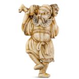 NETSUKE: SHÔKI MIT ONI. Japan. Edo-Zeit. 19. Jh. Elfenbein dunkel eingefärbt, mit gravierten und