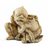 NETSUKE: SITZENDER ONI. Japan. Edo-Zeit. Mitte 19. Jh. Elfenbein, fein und detailliert geschnitzt