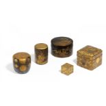 FÜNF LACKDOSEN. Japan. Edo- bis Meiji-Zeit. Holz mit Gold-, Silber- und Schwarzlack in taka- und