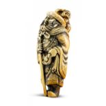 NETSUKE: MÄCHTIGER SHÔKI. Japan. Edo-Zeit. Spätes 18. Jh. Elfenbein. Mächtiger Shôki in langem,