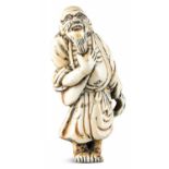 NETSUKE: SENNIN TSURU. Japan. Edo-Zeit. 19. Jh. Grau-weißliches Hirado-Porzellan, mit