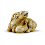 NETSUKE: HIRSCHKUH MIT JUNGTIER. Japan. Edo-Zeit. 18. Jh. Hirschkuh liegend mit untergeschlagenen