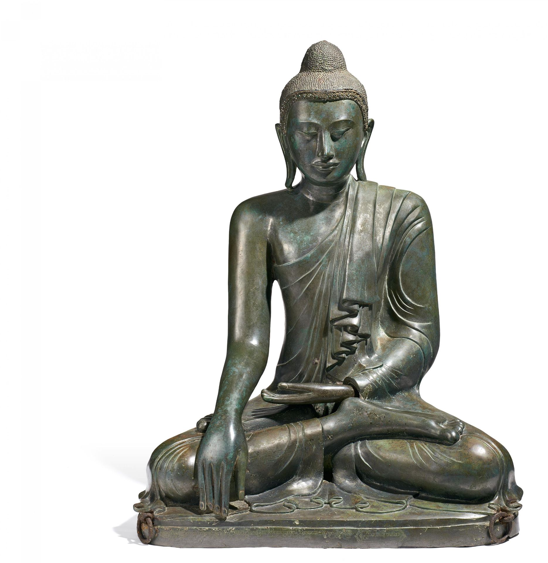 BEEINDRUCKEND GROßE FIGUR DES ERLEUCHTETEN BUDDHA. Burma/Myanmar. Mandalay. Datiert 1876. Bronze mit