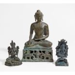 BUDDHA, WEIßE TARA UND GANESHA. Asien. Bronze mit dunkler, bzw. grünlicher Patina. a) Ganesha: