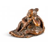 NETSUKE: NIÔ AUF SANDALE. Japan. Edo-Zeit. Spätes 18. Jh. Kirschholz mit sehr fein geschnitzten