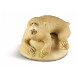 NETSUKE: AFFE MIT OKTOPUS. Japan. Meiji-Zeit. 19. Jh. Elfenbein sehr fein geschnitzt und graviert,