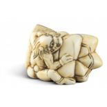 NETSUKE: KLEINER ONI. Japan. Edo-Zeit. Frühes 19. Jh. Elfenbein mit fein geschnitzten und