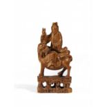 GUANYIN AUF LÖWE. China. 18./19. Jh. Buchsbaum. Höhe 11,2cm. Zustand B. Beilage: Miniatur-Antlitz.