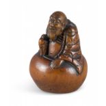 NETSUKE: SENNIN KOKO. Japan. Edo-Zeit. 19. Jh. Buchsbaum mit dunkel eingefärbten Details. Der Sennin