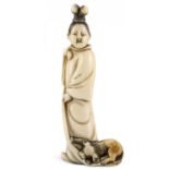 NETSUKE: HOFDAME. Japan. Edo-Zeit. 18. Jh. Elfenbein mit gravierten und dunkel eingefärbten Details,