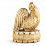 NETSUKE: HAHN AUF TROMMEL. Japan. Edo-Zeit. Um 1800. Elfenbein sehr fein geschnitzt und graviert,