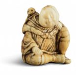 NETSUKE: SARUMAWASHI. Japan. Edo-Zeit. Frühes 19. Jh. Elfenbein mit fein geschnitzten und