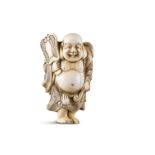 NETSUKE: HOTEI MIT FÄCHER. Japan. Edo-Zeit. 18. Jh. Glücksgott Hotei, stehend in gegürtetem Gewand