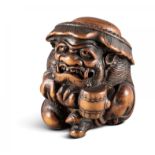 NETSUKE: ONI. Japan. Edo-Zeit. Mitte 18. Jh. Muskulöser Oni, hockend mit entschlossenem