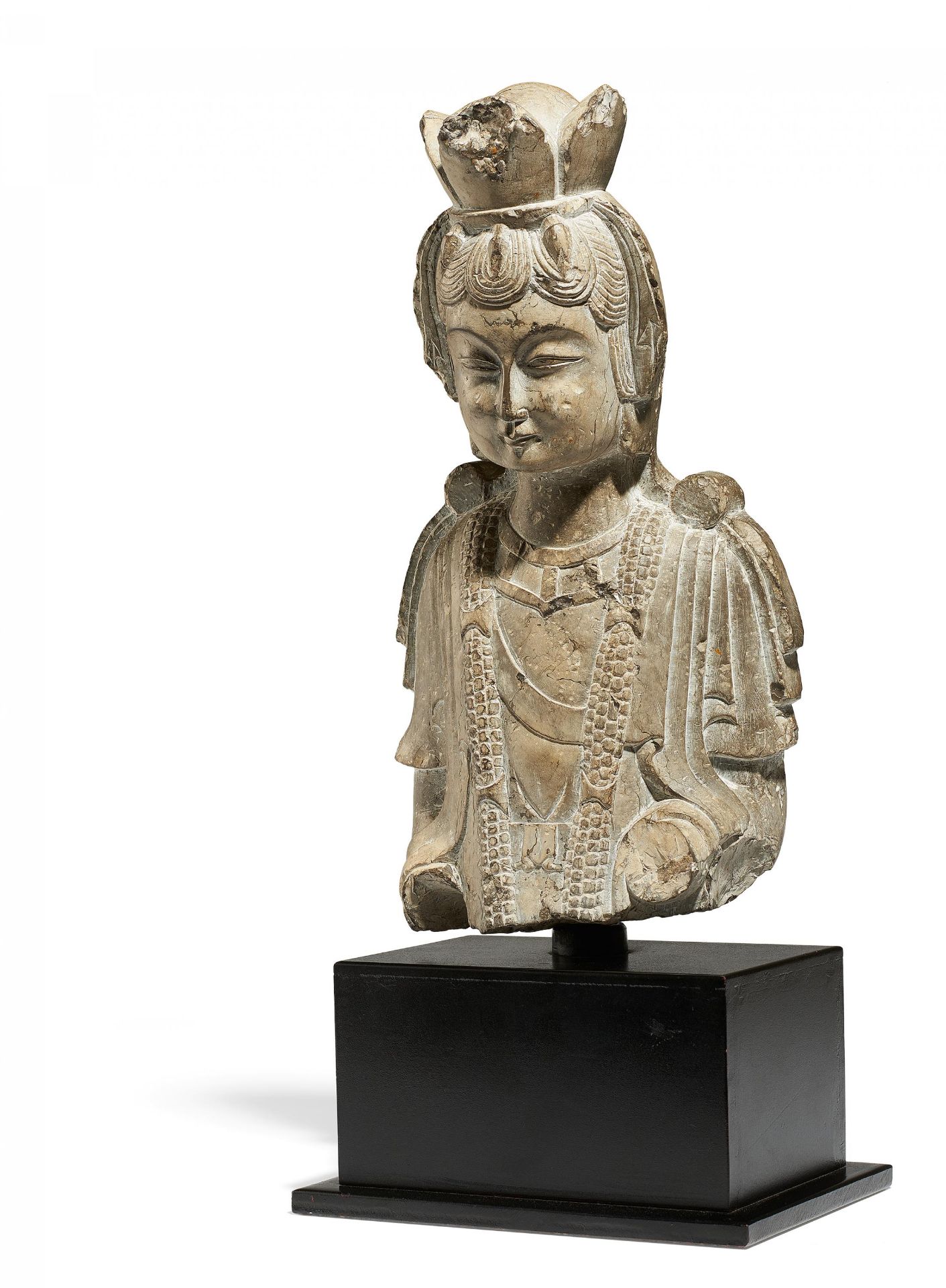 BÜSTE EINES BODHISATTVA. China. Östliche Wei-Dynastie. 6. Jh. Dichter, hellgrauer Kalkstein. Der