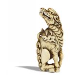 NETSUKE: SITZENDER KIRIN. Japan. Edo-Zeit. 18. Jh. Mächtiges Kirin (Einhorn) sitzend, den Kopf