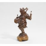 ONI MIT TROMMEL UND SCHELLEN. Japan. Um 1900. Kupferfarbene Bronze. H. 31,5cm. Zustand A/B.