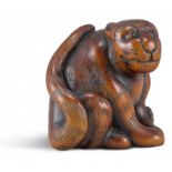 NETSUKE: SITZENDER TIGER. Japan. Meiji-Zeit. Spätes 19. Jh. Buchsbaum mit gravierten Details, die