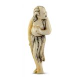 NETSUKE: AMA. Japan. Edo-Zeit. 18. Jh. Elfenbein, fein geschnitzt, graviert und dunkel