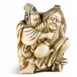 NETSUKE: ÖLDIEB. Japan. Meiji-Zeit. Spätes 19. Jh. Elfenbein mit dunkel eingefärbten Details, schöne