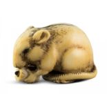 NETSUKE: RATTE MIT KERZE. Japan. Edo-Zeit. Spätes 18. Jh. Elfenbein mit goldgelber Patina, fein