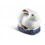 YAKIMONO: HASE. Japan. Edo-Zeit. Wahrscheinlich Hirado-Arbeit. Siegelnetsuke in Form eines sitzenden