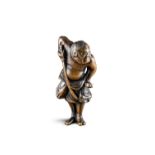 NETSUKE: KRIEGER. Japan. Edo-Zeit. Um 1800. Krieger, stehend mit nacktem Oberkörper, weil sein