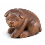 NETSUKE: SITZENDER WELPE. Japan. Edo-Zeit. Mitte 19. Jh. Buchsbaum, fein geschnitzt und graviert,