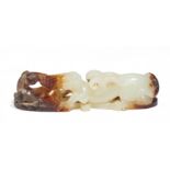 MYTHOLOGISCHES GEFLÜGELTES PFERD MIT FOHLEN. China. Qing dynasty. Hellgrüne Jade mit bräunlichen