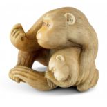 NETSUKE: AFFENPAPA MIT KIND BEIM LAUSEN. Japan. Edo-Zeit. Mitte 19. Jh. Elfenbein mit fein