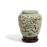 GROßE VASE MIT DEN NEUN SÖHNEN DES DRACHEN. China. 20. Jh. Grüne Jade mit bräunlichem Einschluss, in