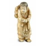 NETSUKE: STOFFHÄNDLER. Japan. Edo-Zeit. 2. H. 19. Jh. Elfenbein mit fein geschnitzten, gravierten