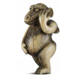 NETSUKE: KAIBUTSU. Japan. Meiji-Zeit. Spätes 19. Jh. Hirschhorn. Ein Fabelwesen (kaibutsu) mit dem