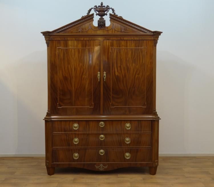 mahonie kabinet mahonie gefineerd Louis XVI kabinet met timpaankap, voorzien van stel paneeldeuren