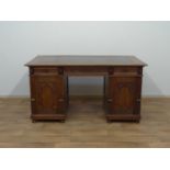 eiken bureau eiken bureau met rechthoekig schrijfblad ingelegd met leer, voorzien van laden en