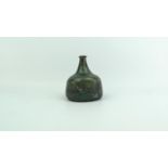 antieke fles glazen fles, zgn. paardenhoef, 17e eeuw, h. 16 cm. -betreft bodemvondst-