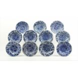 11 bordjes met gedraaid motief 11 blauw/wit Chinees porseleinen bordjes met decor van bloemen,