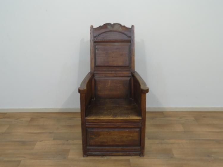 bakstoel, 18 eeuw kastanjehouten bakstoel met paneel in de rug, 18e eeuw