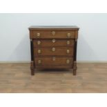 commode Hollandse eiken empire commode met 4 rechte laden, geflankeerd door ronde zwarte zuilen en