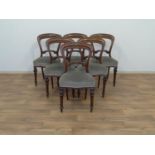 6 stoelen set van 6 Engelse mahonie stoelen met boogvormige rug, rustend op gedraaide poten, 19e