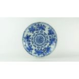 Kangxi schotel met floraal decor blauw/wit Chinees porseleinen schotel met floraal decor, Kangxi,