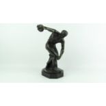 brons discuswerper gepatineerde bronzen sculptuur met voorstelling van discuswerper, rustend op