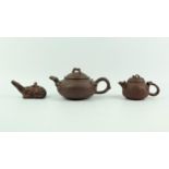 3 Yixing trekpotjes 2 Chinese terracotta Yixing theepotjes met floraal decor, 20e eeuw en idem