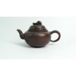 Yixing trekpot Chinese terracotta Yixing trekpot met floraal reliefdecor, 20e eeuw, h. 10 cm